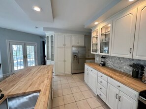 Køleskab, mikrobølgeovn, ovn, kogeplade