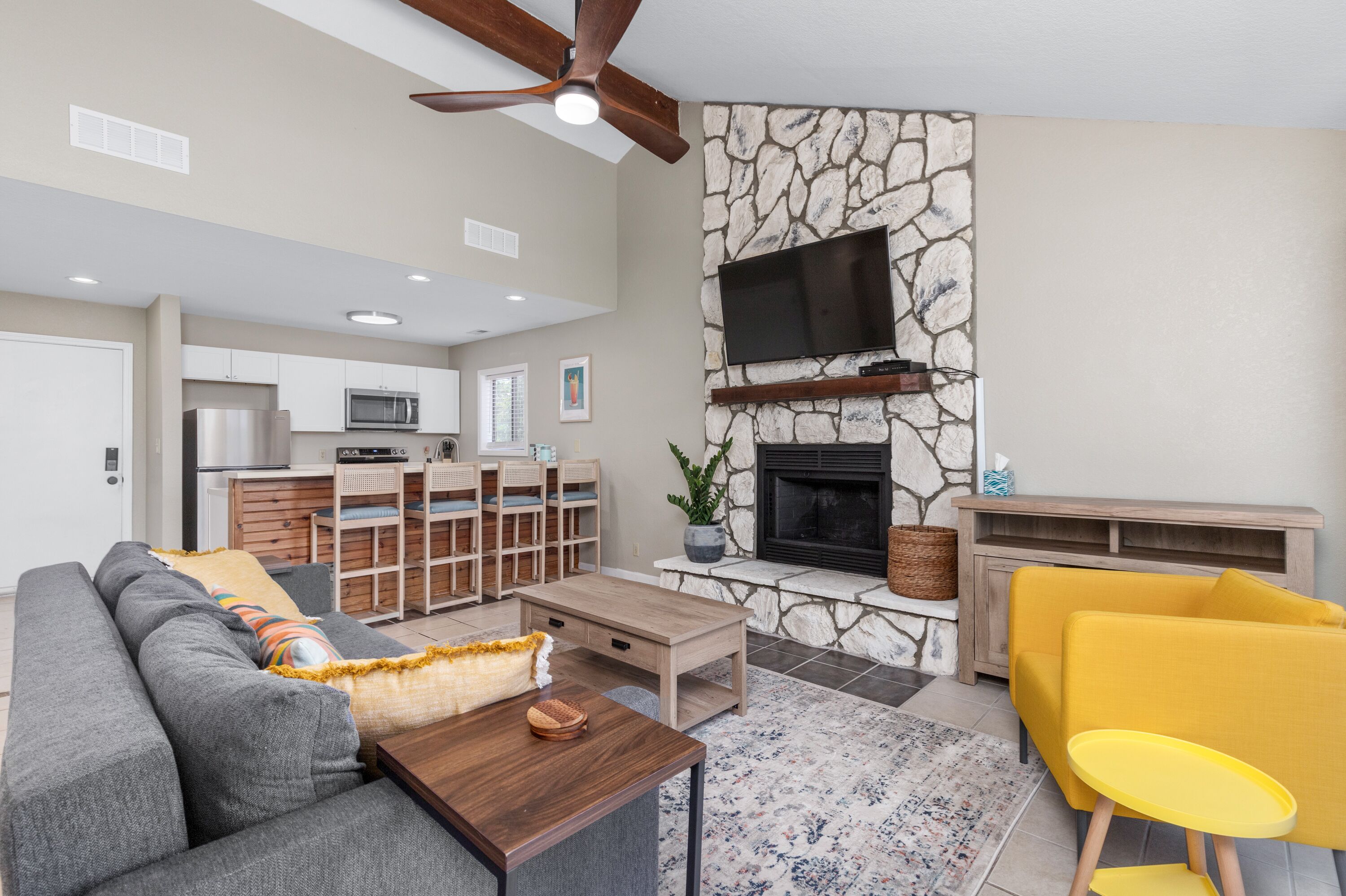 Lake View Family Friendly Condo by Pool