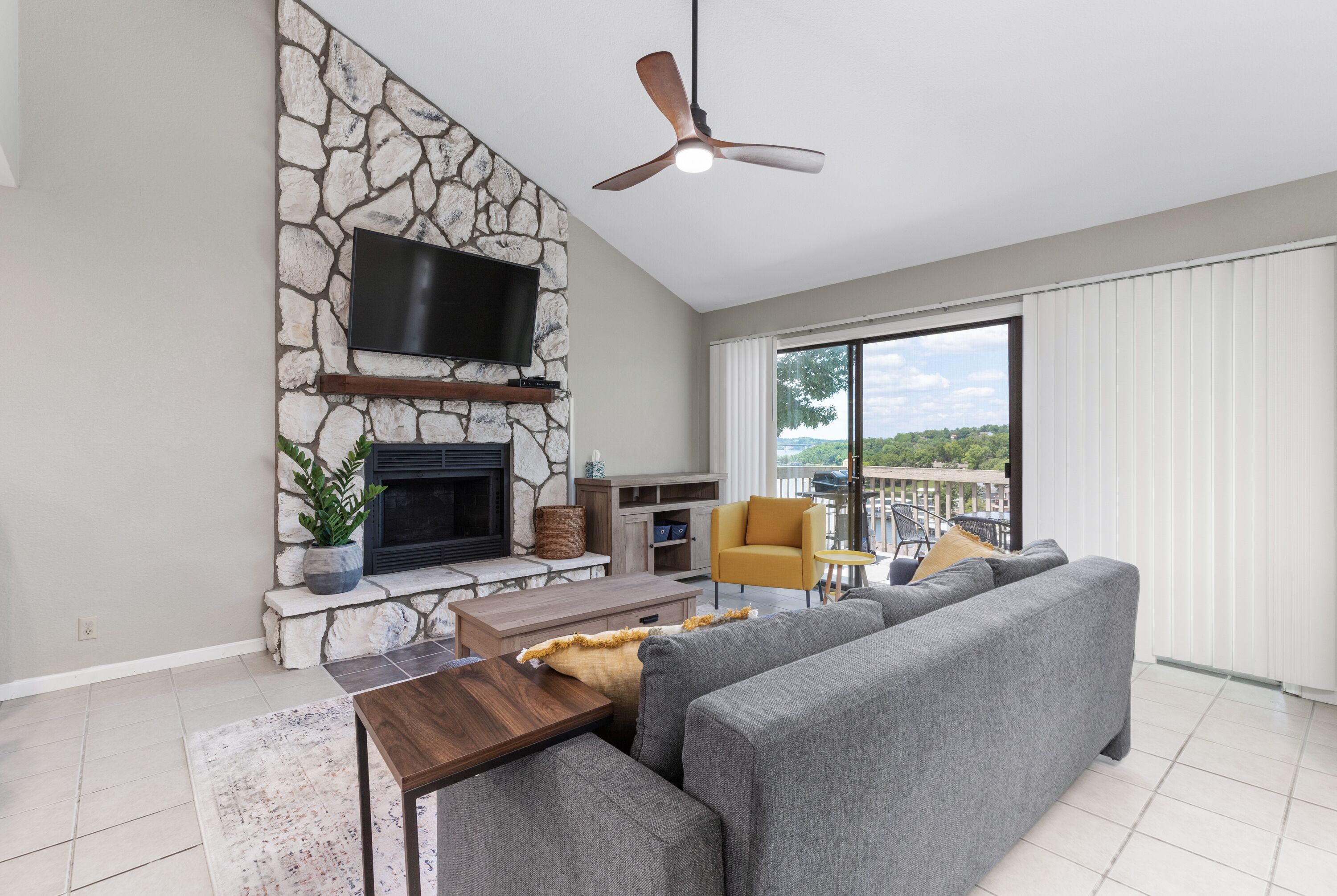 Lake View Family Friendly Condo by Pool