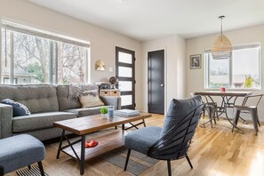 Smart TV - Modern 3 bed/2 bath in Park Hill (Denver)