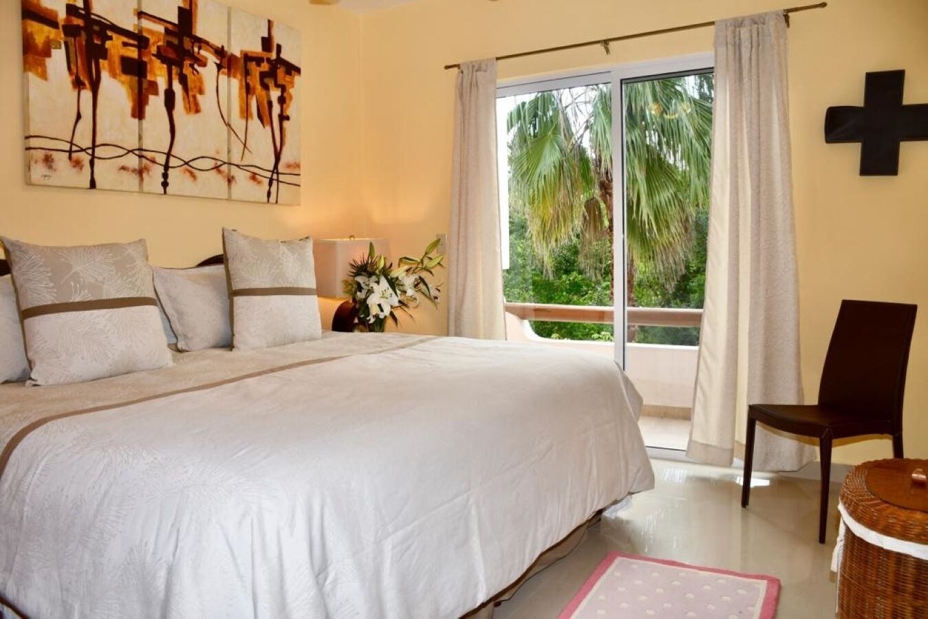 4 dormitorios, tabla de planchar con plancha, cuna de viaje