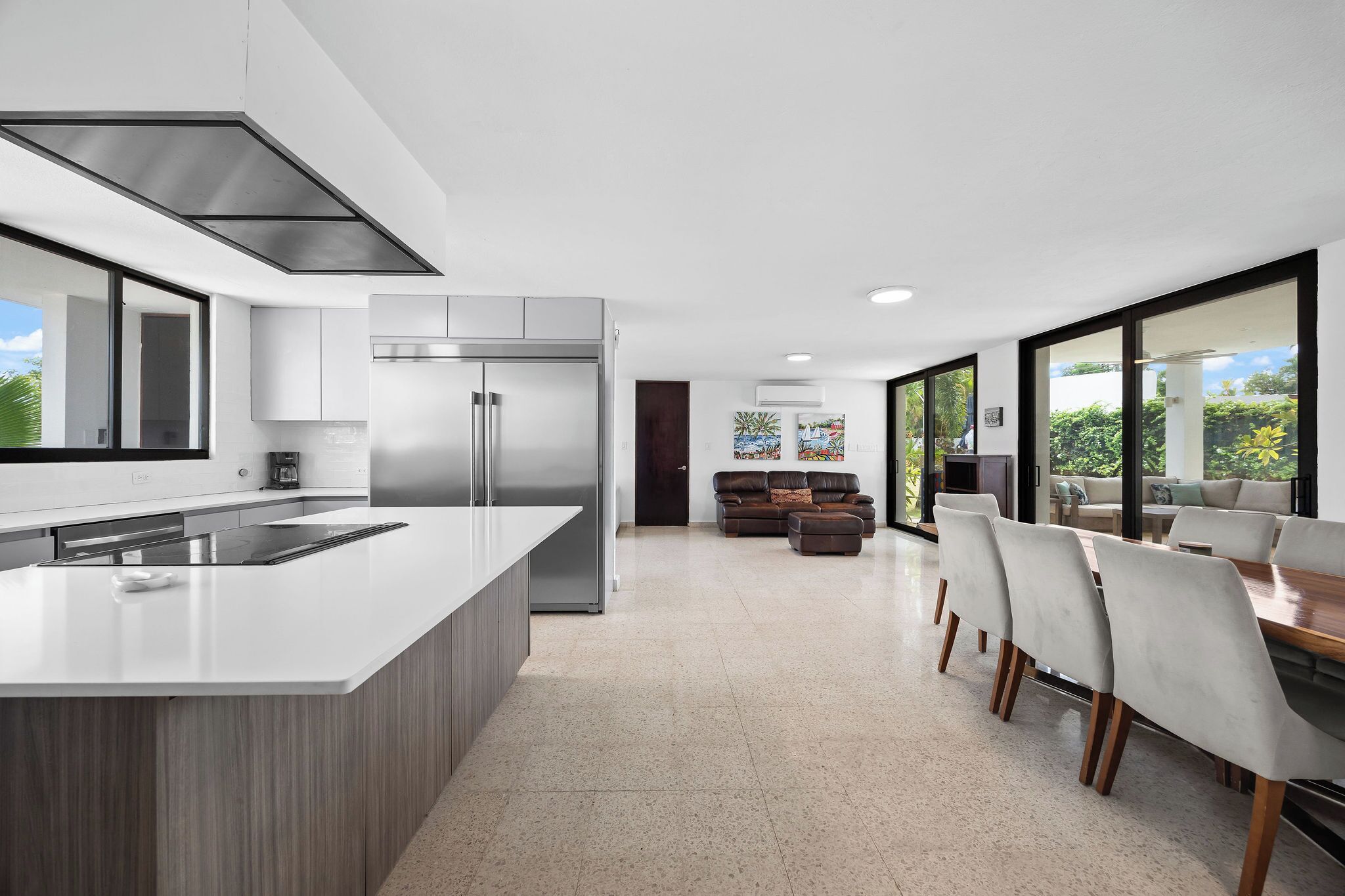 Jääkaappi, mikroaaltouuni, uuni, liesi