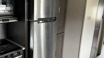 Jääkaappi, mikroaaltouuni, uuni, liesi