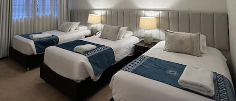 Deluxe Triple Room | 1 bilik tidur, peti besi dalam bilik, langsir/tirai gelap terus