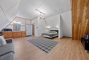 Une chambre à coucher de taille réduite, comprenant un lit, un bureau et une chaise.