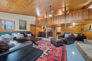 智能电视、DVD 播放器、桌上足球、影片库