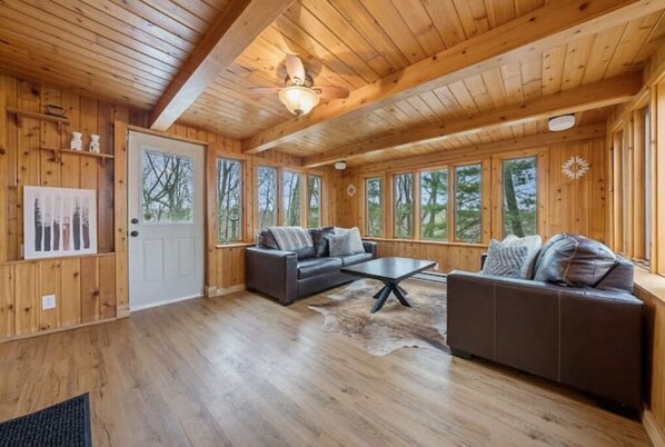 智能电视、DVD 播放器、桌上足球、影片库