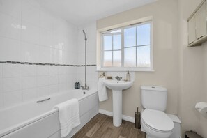 Shower, eco-friendly toiletries, hair dryer, towels - Spacious 4BRM Townhouse – Ideal for Contractors, Corporate Stays & Family Visits (Kesgrave)