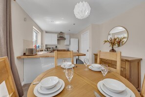 Dining - Spacious 4BRM Townhouse – Ideal for Contractors, Corporate Stays & Family Visits (Kesgrave)
