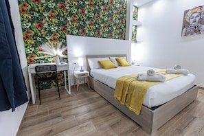 2 makuuhuonetta, työpöytä, silitysrauta/-lauta, vauvan matkasänky