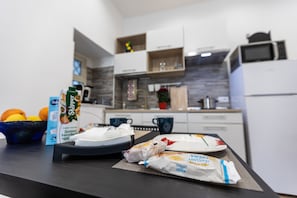 Kühlschrank, Mikrowelle, Ofen, Herdplatte