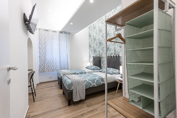 2 Schlafzimmer, Schreibtisch, Bügeleisen/Bügelbrett, Reisekinderbett