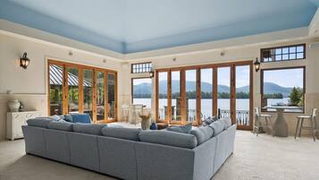 Smart TV, caminetto, tavolo da ping pong