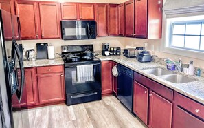 Geladeira, micro-ondas, fogão, cooktop