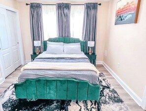 2 slaapkamers, een bureau, een strijkplank/strijkijzer, reisbedje