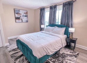 2 habitaciones, escritorio y tabla de planchar con plancha 