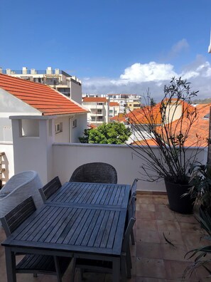 Outdoor dining - 2 minutes to the beach! 3-bedroom flat with private patio and balcony (Costa da Caparica)