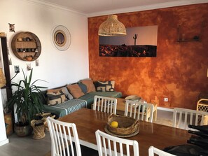 Interior - 2 minutes to the beach! 3-bedroom flat with private patio and balcony (Costa da Caparica)