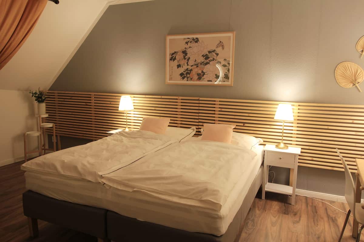 Comfort kamer, 1 twee- of 2 eenpersoonsbedden | Een bureau, geluiddichte muren, gratis wifi