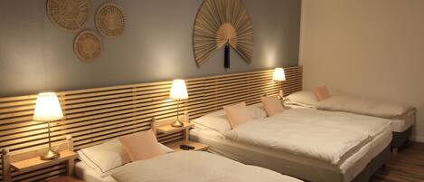 Habitación cuádruple Confort | Escritorio, insonorización y wifi gratis