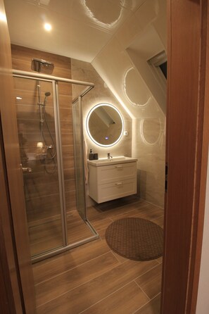 Habitación Confort con 1 cama doble o 2 individuales | Baño | Artículos de higiene personal gratuitos y secador de pelo