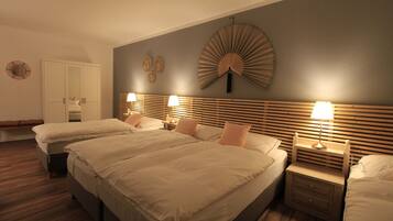 Comfort Quadruple Room | Meja, kalis bunyi, Wi-fi percuma