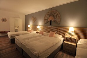 Escritorio, sistema de insonorización y wifi gratis