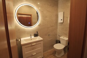 Habitación cuádruple Confort | Baño | Artículos de higiene personal gratuitos y secador de pelo