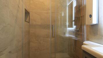 Kahden hengen comfort-huone (yksi tai kaksi sänkyä) | Kylpyhuone | Ilmaiset hygieniatuotteet, hiustenkuivaaja