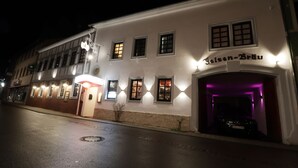 A white building with the name "Jelsen-Bru" illuminated at night. - Asia Dreieck Pension Zimmer (Lauterecken)