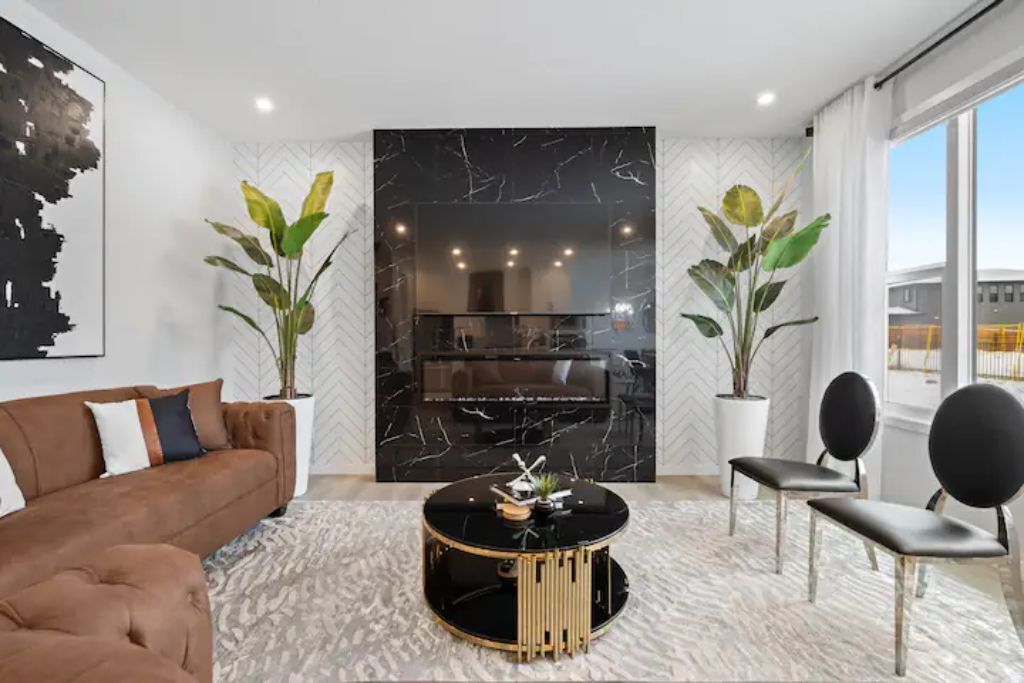 Luxury~4Bed~ AC~86"TV~BrandNew in Cranston~10% discount on Weekly& Monthly stays