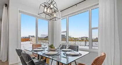 Luxury~4Bed~ AC~86"TV~BrandNew in Cranston~10% discount on Weekly& Monthly stays