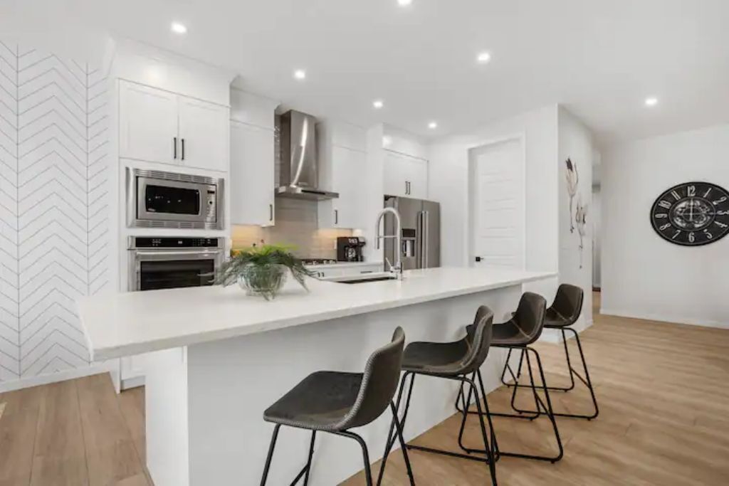 Luxury~4Bed~ AC~86"TV~BrandNew in Cranston~10% discount on Weekly& Monthly stays