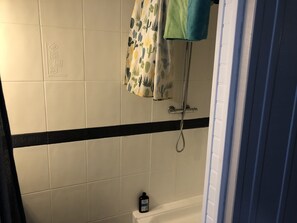 Shower, hair dryer, towels - Location Maison de Vacances (Meschers-sur-Gironde)