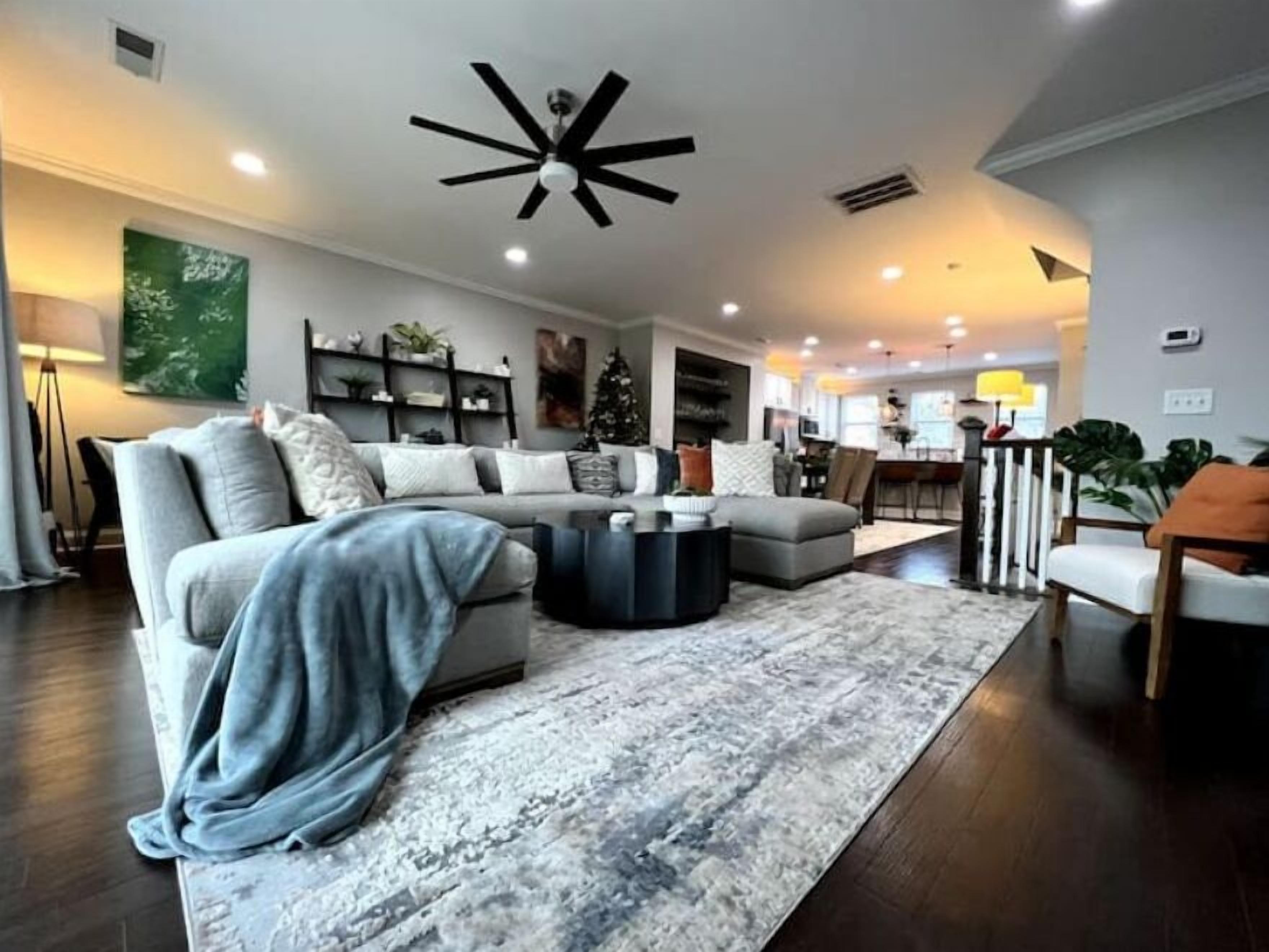 NEW! Luxury 4 bedroom townhome 1 mile from Uptown