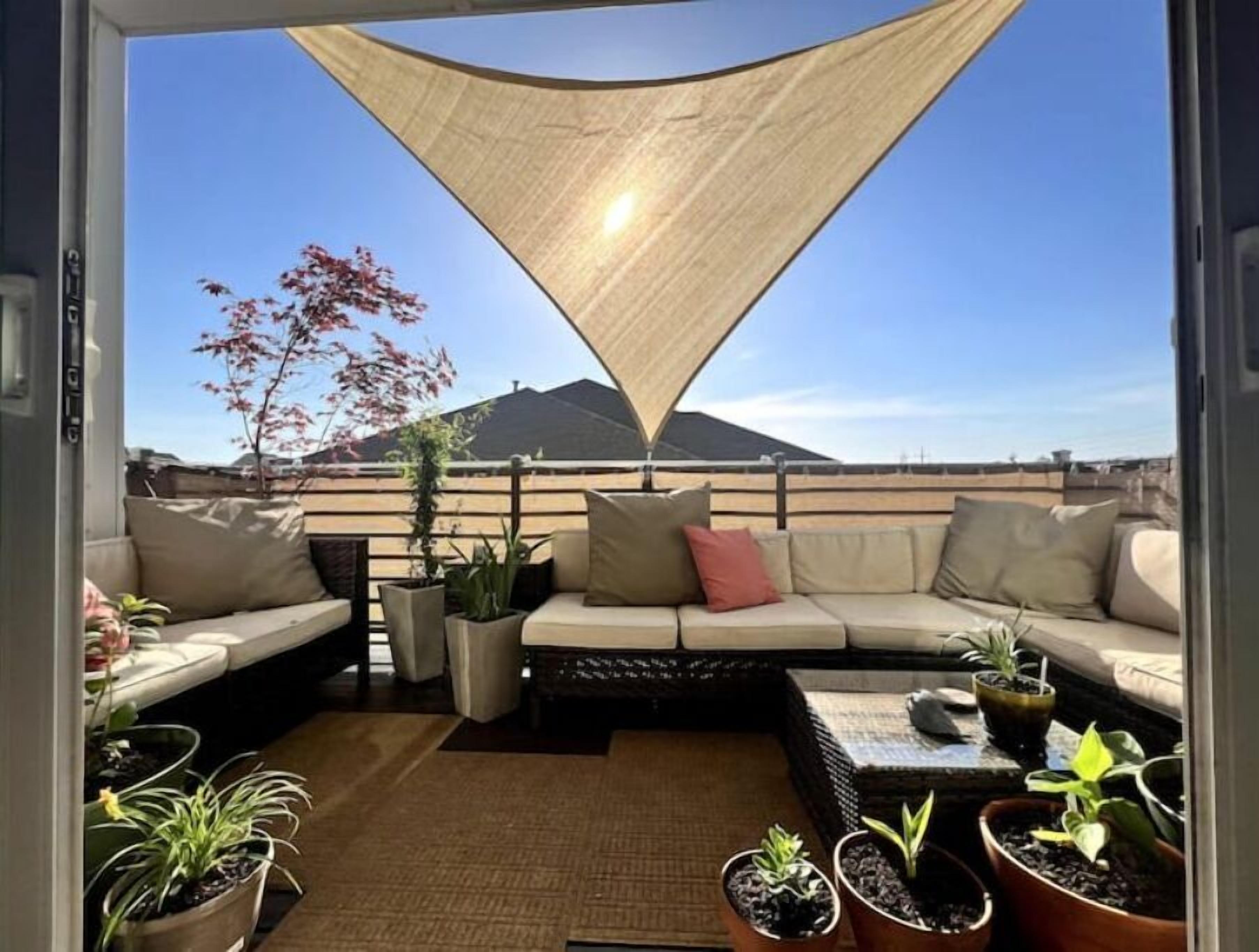 NEW! Luxury 4 bedroom townhome 1 mile from Uptown