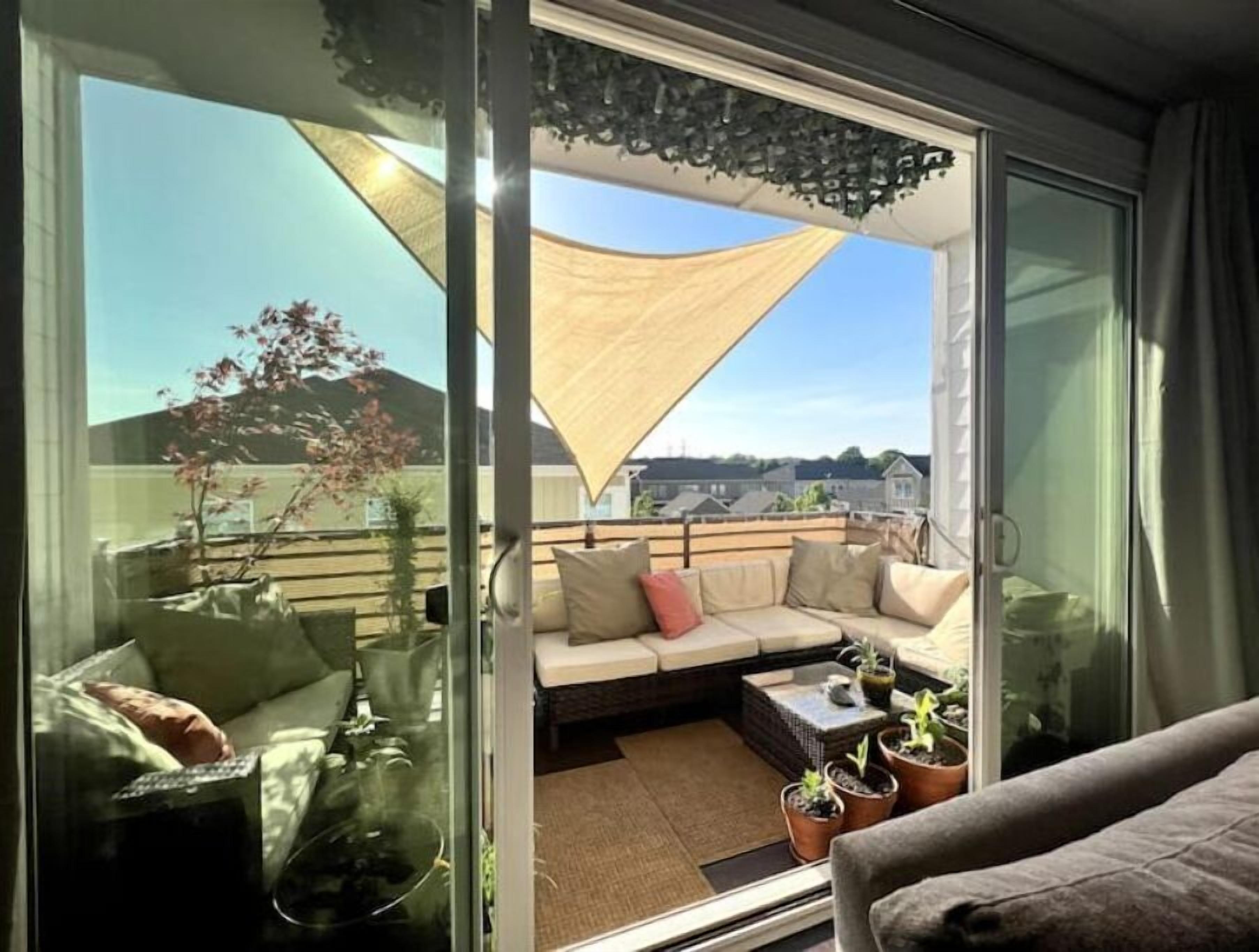 NEW! Luxury 4 bedroom townhome 1 mile from Uptown