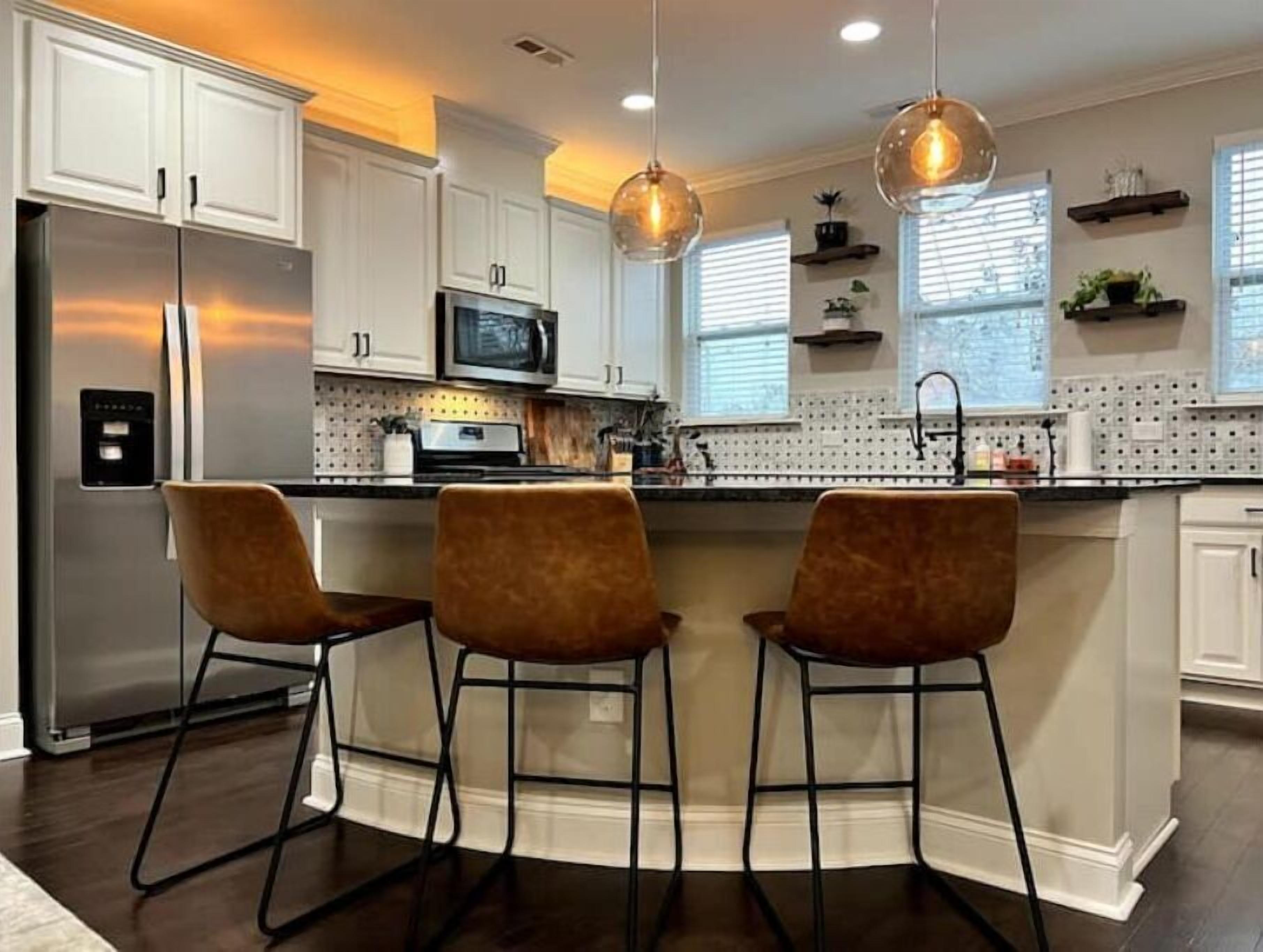 NEW! Luxury 4 bedroom townhome 1 mile from Uptown