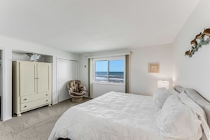 2 bedrooms, iron/ironing board, WiFi, bed sheets - Oceanfront Charmer (Ormond Beach)