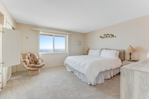 2 bedrooms, iron/ironing board, WiFi, bed sheets - Oceanfront Charmer (Ormond Beach)