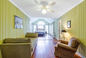 3 bedrooms, desk, iron/ironing board, free WiFi