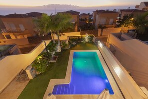 A rooftop swimming pool with a view of the sea and surrounding buildings. - My Island Escape (Santiago del Teide)