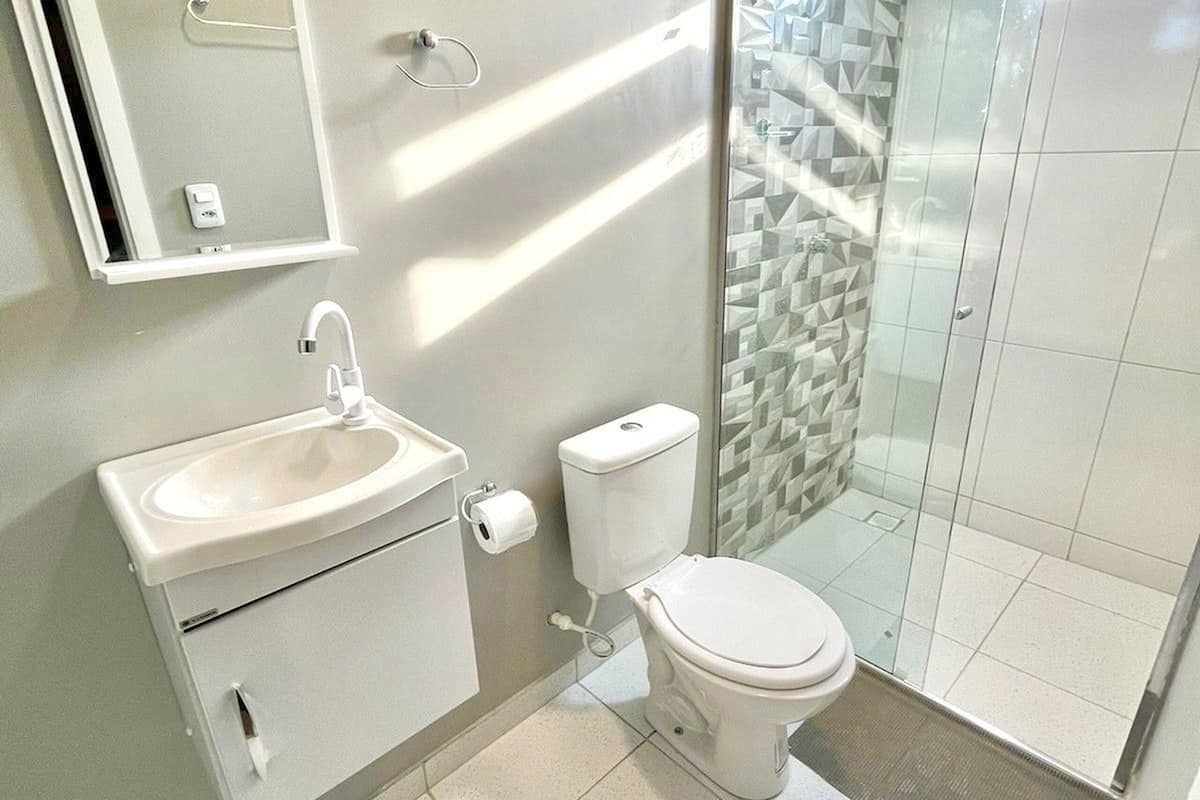 suite | bathroom | shower, towels, toilet paper