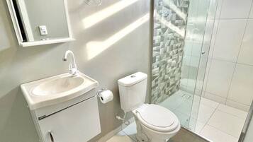 Suite | Bathroom | Shower, towels, toilet paper