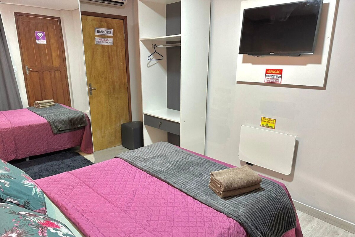 Chambre Double Économique | Bureau, espace de travail pour ordinateur portable, rideaux occultants
