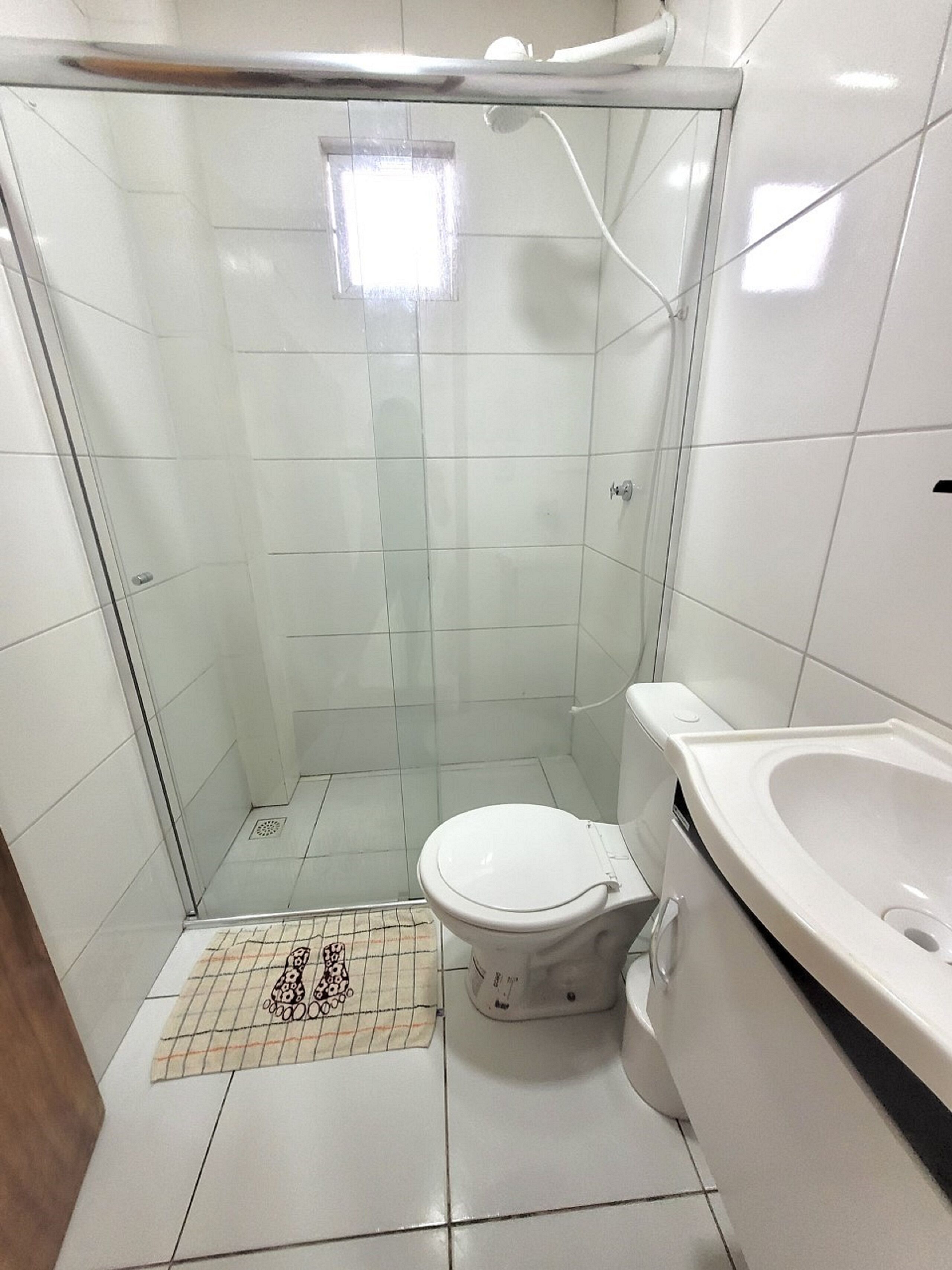 economy double room | bathroom | shower, towels, toilet paper
