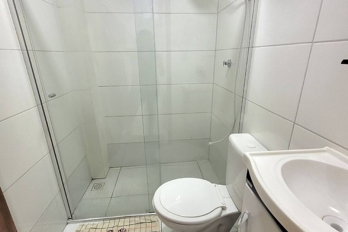 economy double room | bathroom | shower, towels, toilet paper