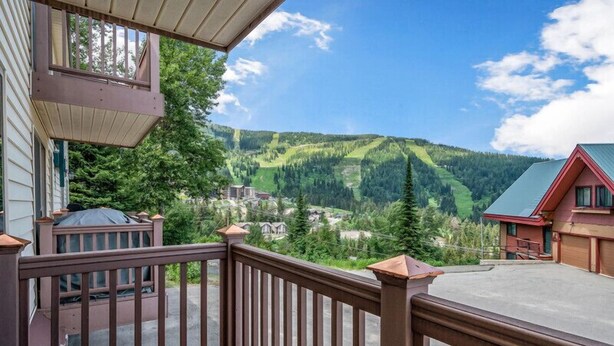 A balcony with a view of a mountainous landscape. - Der Kastle Ski Condo · Schweitzer Retreat Comfort for all Prime location (Sandpoint)