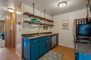 Réfrigérateur, four à micro-ondes, un four, surface de cuisson