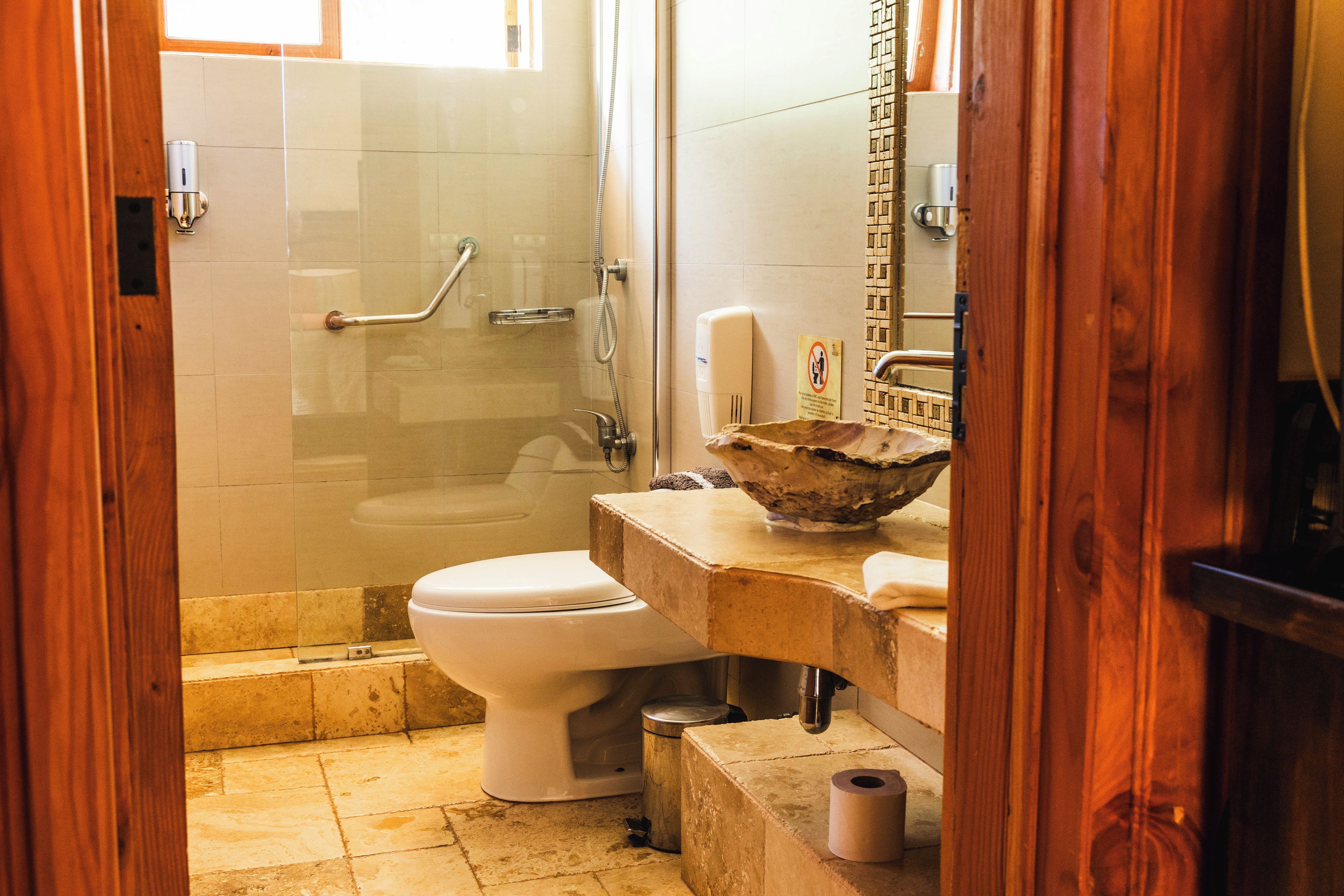 Un baño con inodoro, ducha y lavamanos.